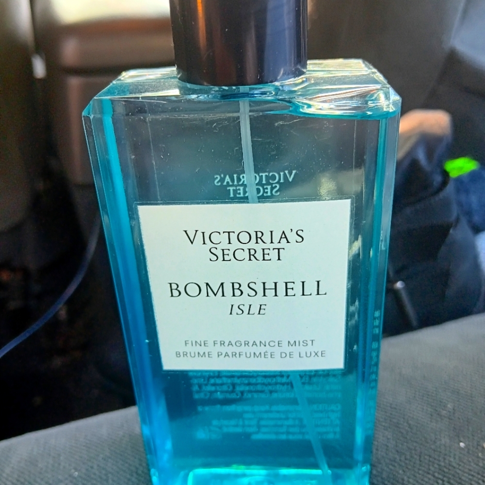 Victoria secrets bombshell isle